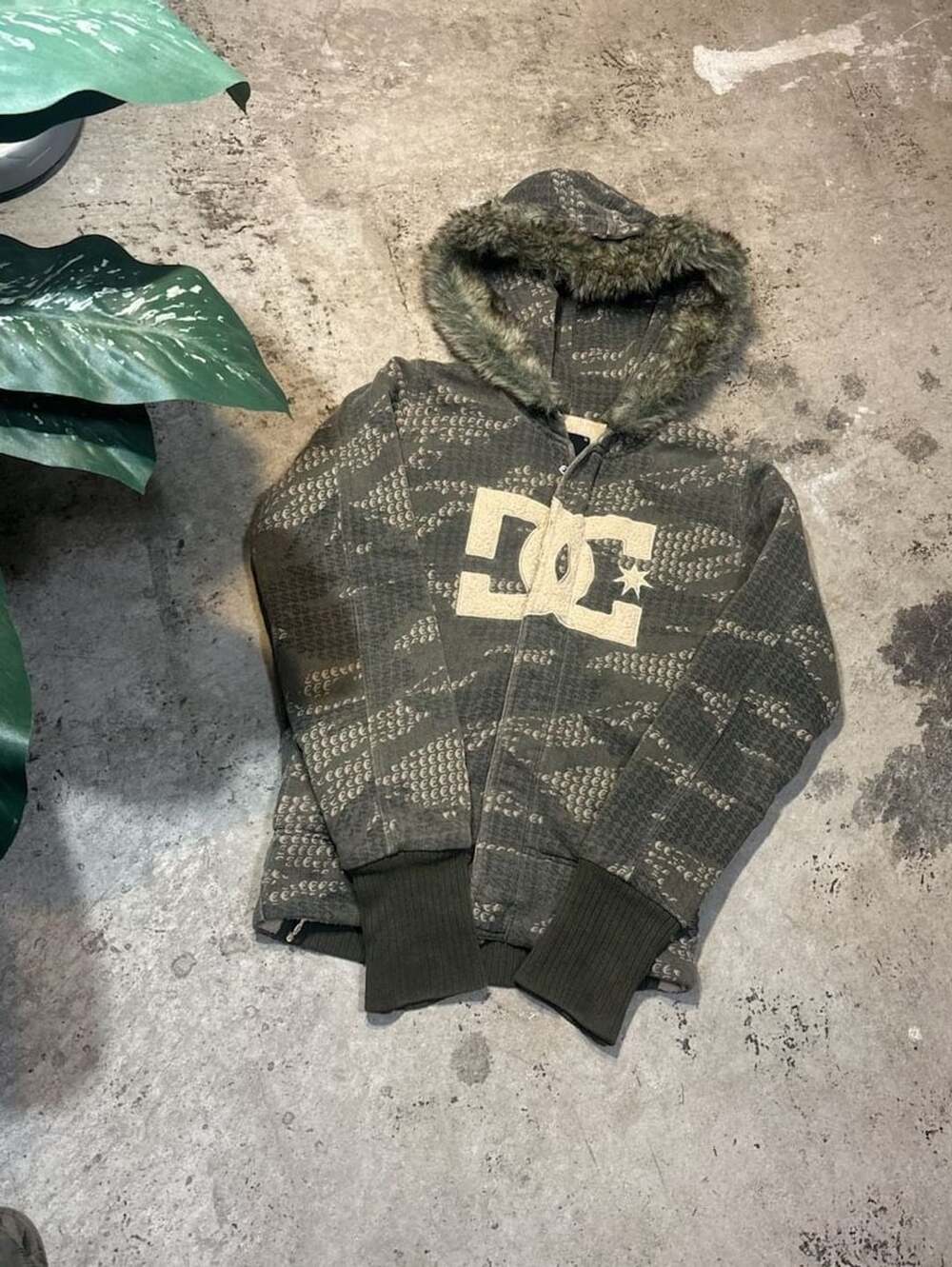 Vintage Y2K DC Shoes Green Camo AOP Full Zip Hoodie Fur Hood Size S